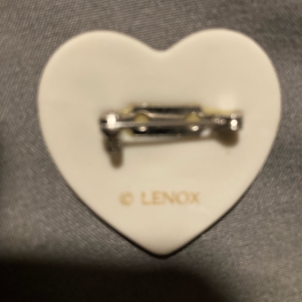 Lenox dove brooch/pin. - Picture 2 of 4